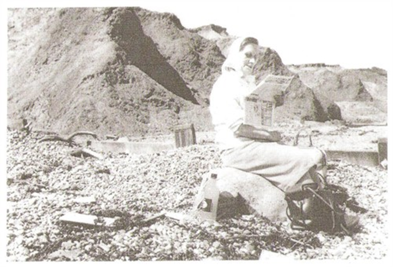 RAYS MUM SARAH ANN HAMILTO(OLIVER) AT LEYSDOWN KENT,1950s.png