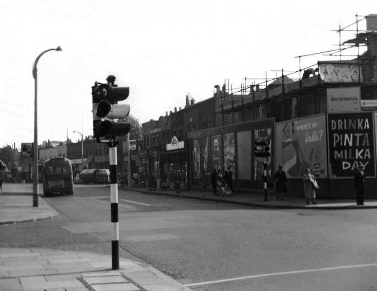 SOUTHWARK PARKROAD,COLLEEN BAWN PUB BEING RE-BUILT c1952..jpg