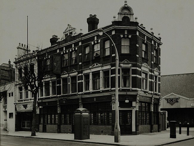 Kings Arms, 251 Tooley Street, Southwark in 1960.jpg