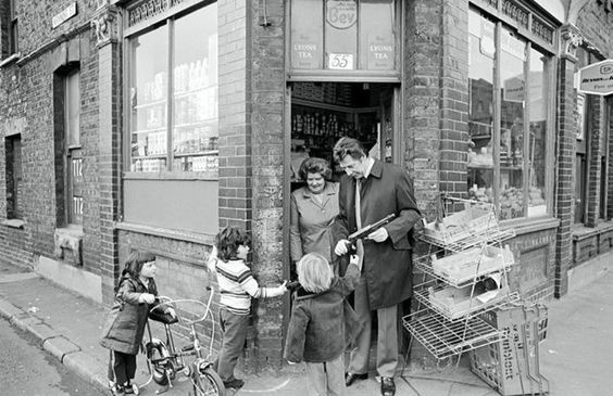 The Corner Shop Where Max Bygraves Lived Above in Swan Road Rotherhithe in 1974   X.jpg