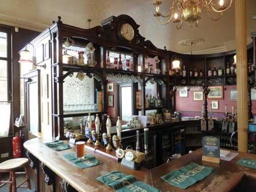 Interior of The Royal Oak Pub,Tabard Street, 2016.jpg