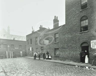 Clarence Place at Garden Row, Southwark, 1905.jpg