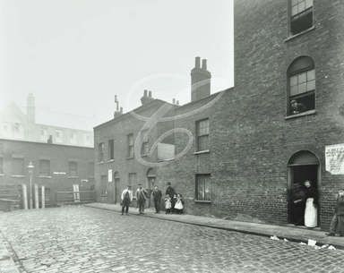 Clarence Place at Garden Row, Southwark, 1905.jpg