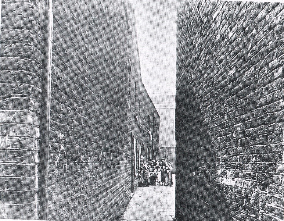 Moss alley, between Bankside & Ladds Court (no longer there) c1900.jpg