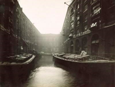 Tea being landed from barges into a bonded warehouse at Hay's Wharf.1910.jpg