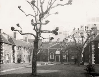 Bankside, Hopton's Alms-houses, Hopton Street 1957.jpg