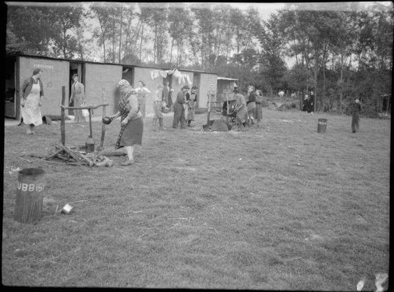 Hop-picking in Yalding, Kent,1944..jpg
