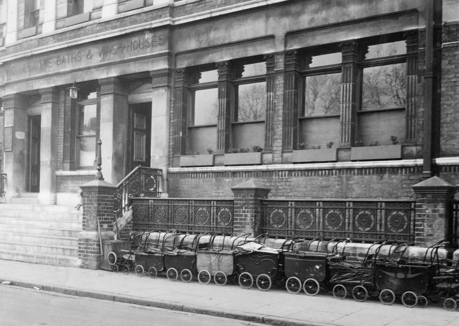 Rotherhithe Baths, Lower Road, 1930.  Love the Prams, they have a convoy. X.jpg