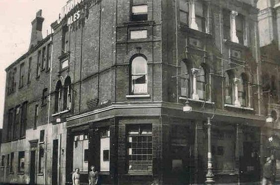 Star & Garter Pub, 187 Abbey Street, Bermondsey, in 1942.jpg