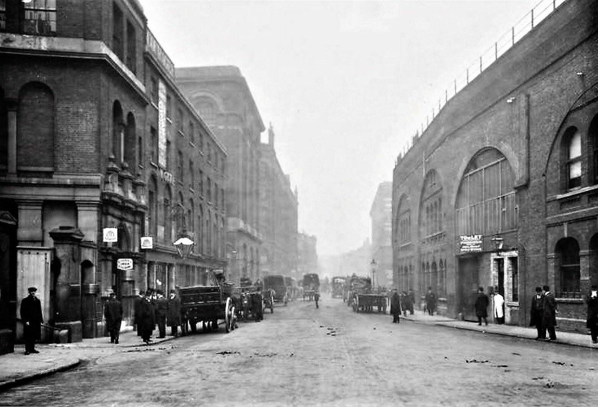 Tooley Street, Near London Bridge, 1900. It looks like a pub on the left, possibly The Horse & Cart at 43 Tooley Street X.jpg