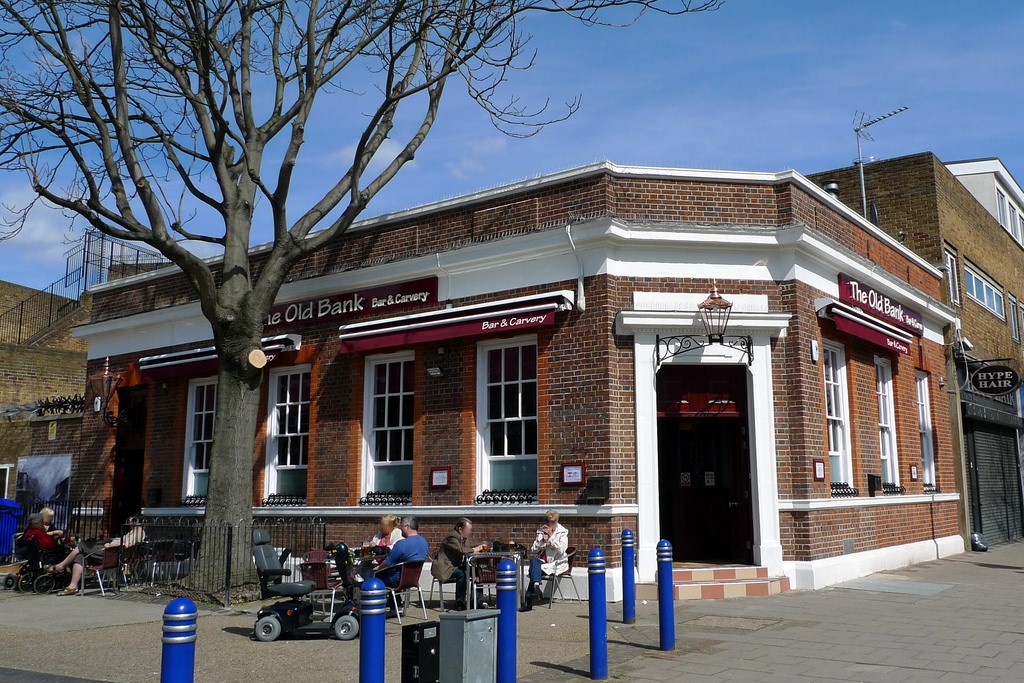 Southwark Park Road 2017. The Old Bank Pub.jpg