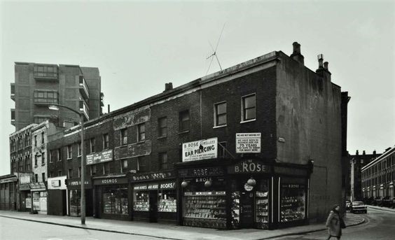 London Road by Gaywood Street (right) Elephant and Castle (left) in 1975  X.jpg