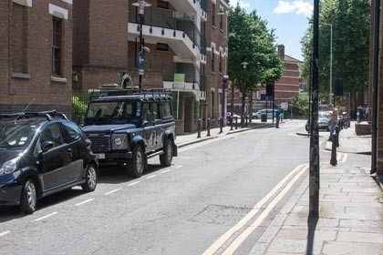 Film River Beat 1954. Mill Street, Same location 2017, Tower Bridge Buildings left.jpg