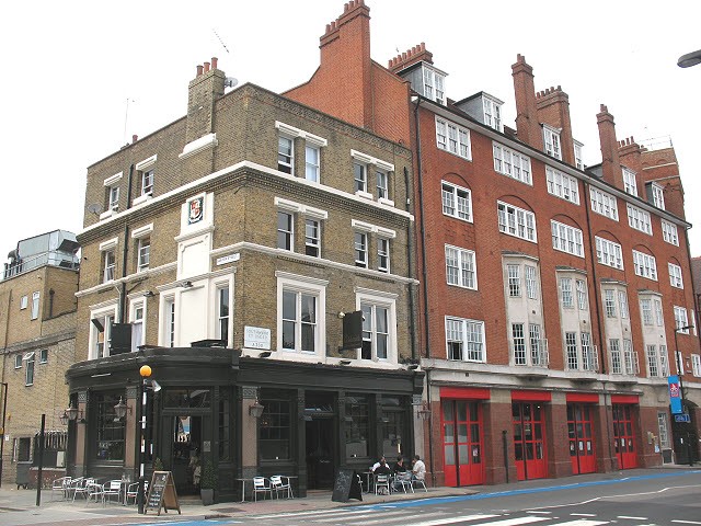 Southwark Bridge Road, Goldsmiths pub.c2017..jpg