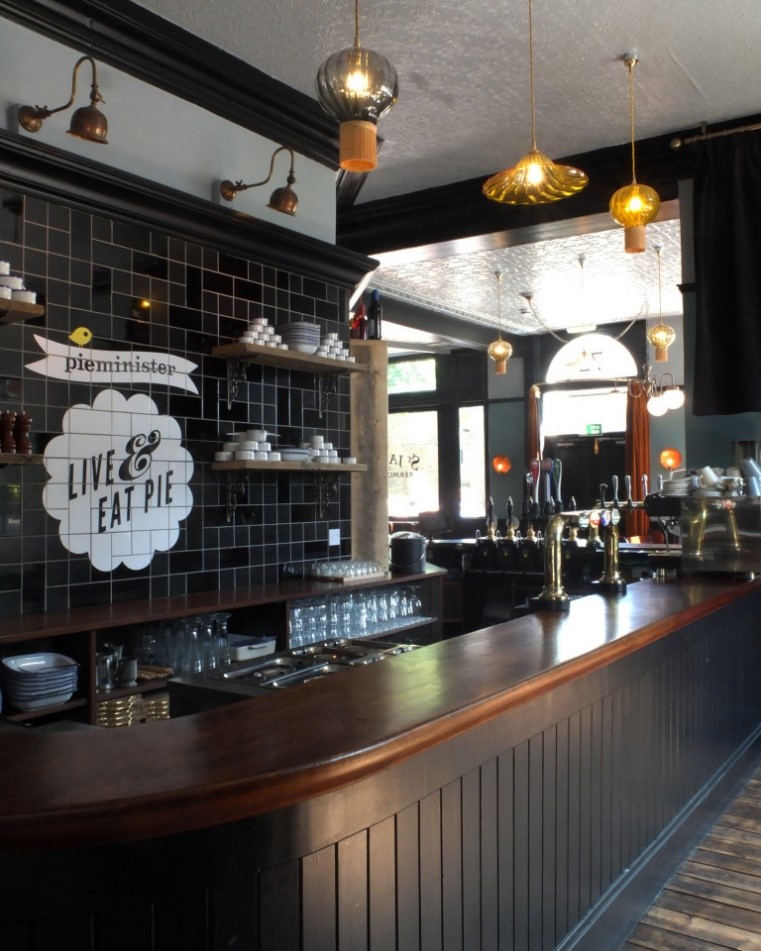 St James Road, interior of the St James Tavern, 2016.jpg