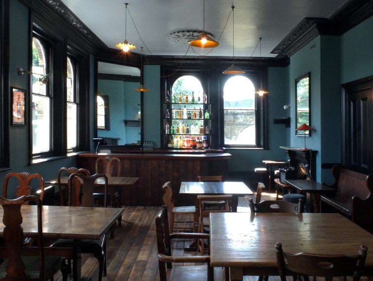 St James Road, interior of the St James Tavern, 2014..jpg
