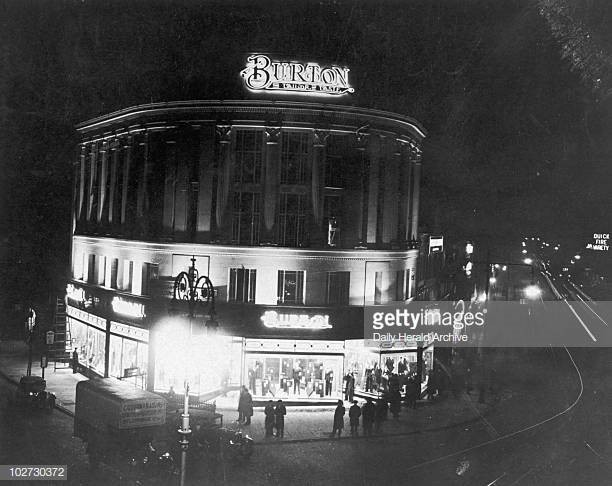 Elephant and Castle Burton store at night February 1934.jpg