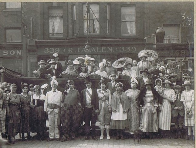 Albany Road Camberwell c1920s. London Ladies & Charabanc 2.jpg