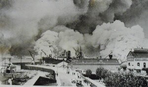 Surrey Docks ablaze – 7 Sept 1940.jpg