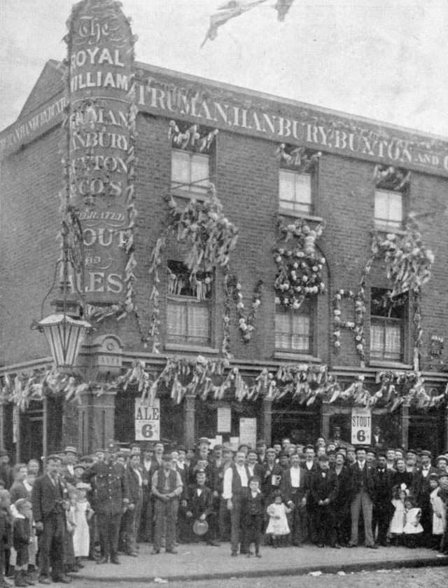 Abbey Street. The Royal William Pub c1900.jpg