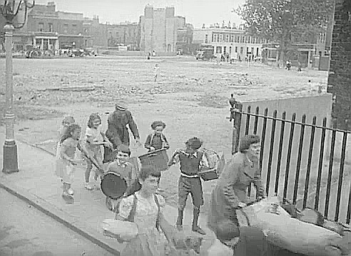 Film Adventure in the Hopfields 1954  Picture taken from Bath Terrace  X.jpg