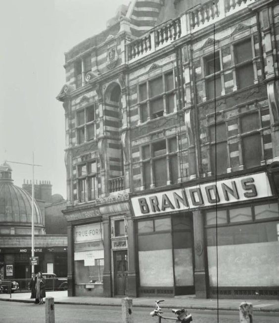 The Elephant and Castle in 1959.jpg