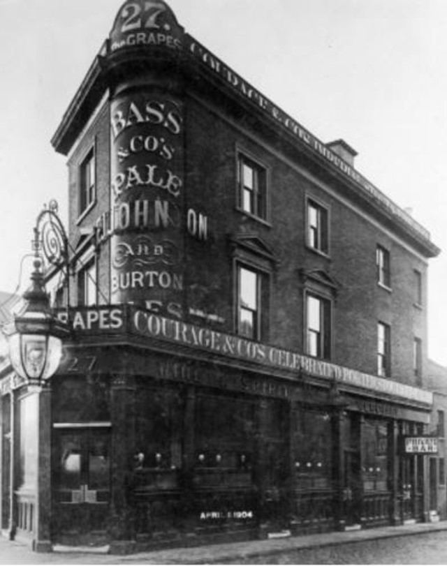 The Grapes was situated at 27 London Road c1904.jpg
