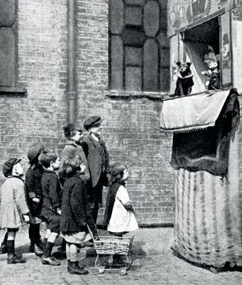 Bermondsey, Punch & Judy show 1936..jpg