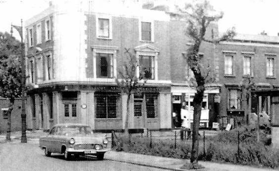 Alscot Road, Alscot Arms Pub. The Ford is parked in Willow Walk..jpg