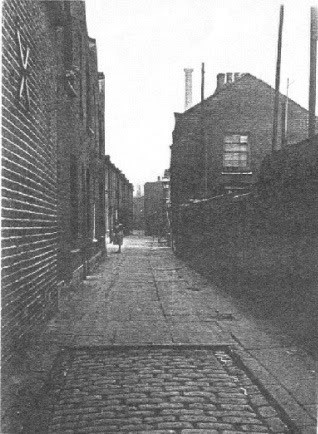 Spa Road, Parkers buildings, the alley ran beside the Queens Arms Pub..jpg