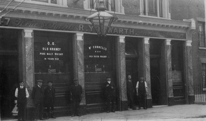 Trafalgar Street, Roebuck Pub in 1910.gif
