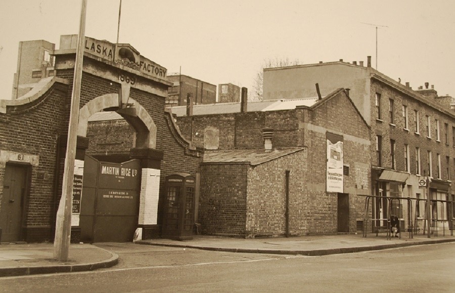 Grange Road, Alaska fur factory Bermondsey, 1976.jpg