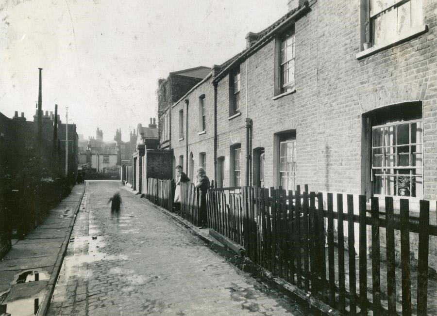 Adams Gardens, 1936 Rotherhithe, ran of Adam Street now Brunel Rd and round into Hatteraick Street..jpg