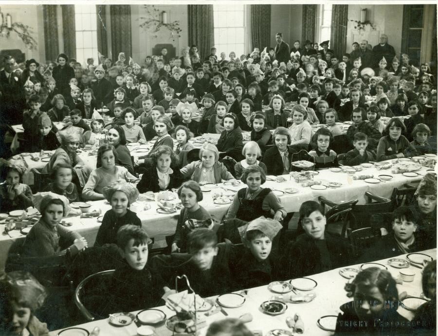 A group of children who had been evacuated from Bermondsey, Southwark to Worthing in Surrey in January 1940.jpg