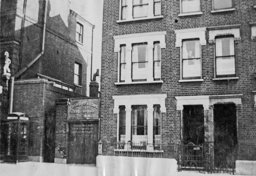 Lower Road, next door to the Jolly Sailor public House. 1935.This pub was destroyed by a V1 flying bomb in 1944.  X.jpg