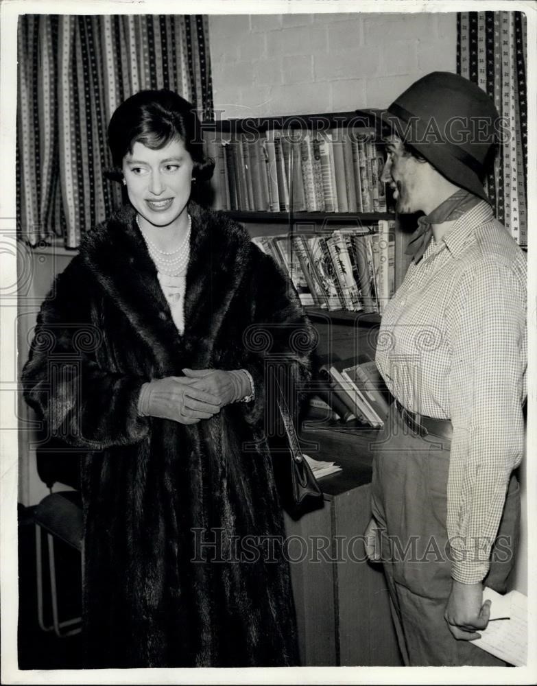 Jamaica Road .Princess Margaret Visits Bermondsey Youth Clubs. Princess Margaret chats to Jessie Ford, who is club leader at the Cambridge Mission, Jamaica road, Bermondsey.jpg