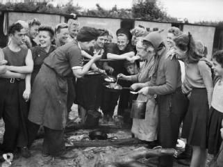 HOPPING IN KENT  HOP PICKING IN YALDING, KENT, ENGLAND, UK, 1944.jpg