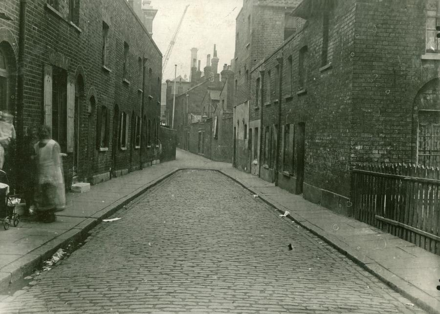 Rose Court, c.1935,ran between Dockhead & Gedling Street. X.png