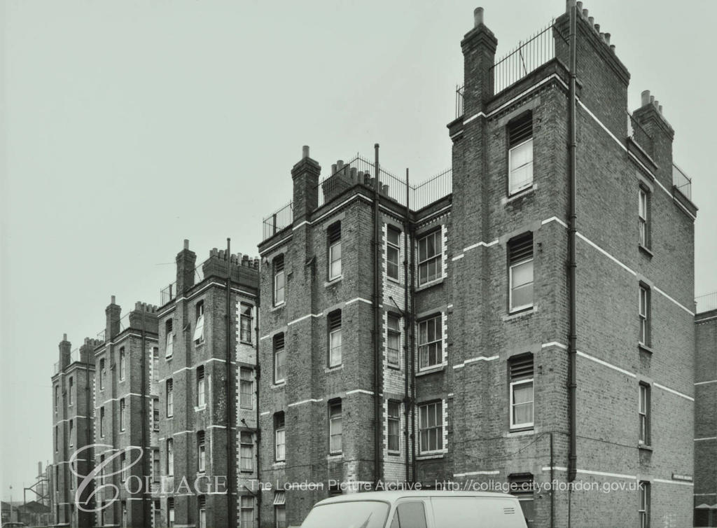 Creasy Street 1972. Portsmouth Buildings with Eastbournd Buildings and Creasey Street to the  right.    X.png