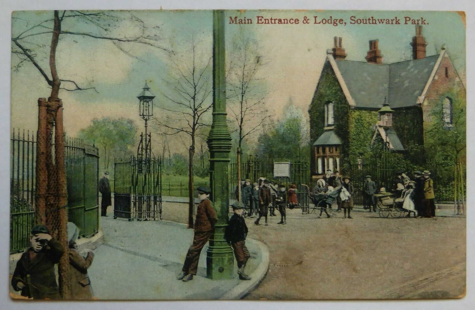 SOUTHWARK PARK, MAIN ENTRANCE & LODGE,1906.  X.png