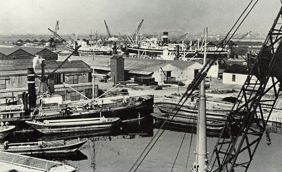 Surrey Docks, Rotherhithe South London, 1949.  X.png