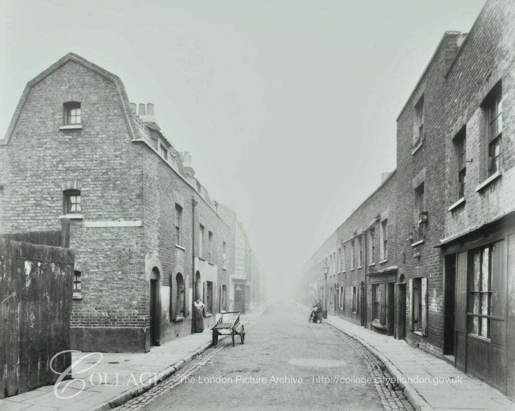 Camelot Street, formerly Castle Street, Tabard Estate Area. The alley on the immediate left of the image is 'Little Britain' c1913.  X.png