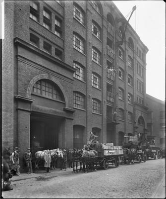Vine Street rear entrance of Armour & Company corn beef Tooley Street c1919..png
