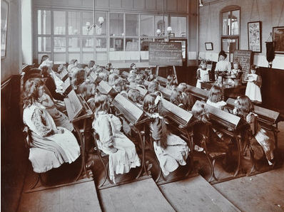 Albion Street Girls School, Chemistry lesson, Rotherhithe, 1908.  X.png