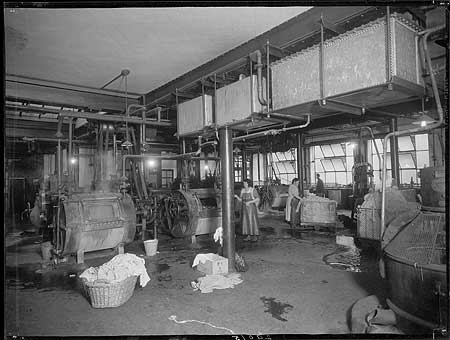 Guy's Hospital 1927-1939.Women working in the laundry room.  X.png