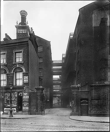 Southwark Bridge Road c1924. The entrance to the rear yard of Hanover House, Borough Road, right.  X.png