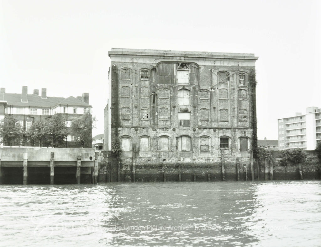 Naylor's Wharf, Rotherhithe Street, c1981.  X.png