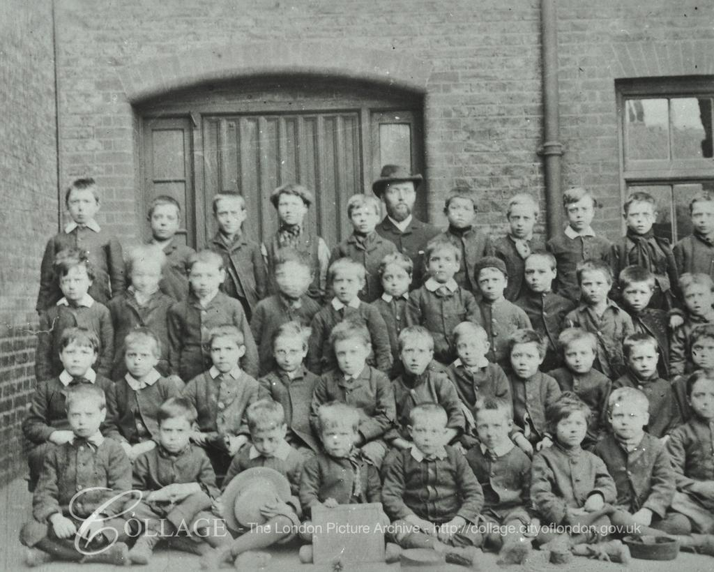 Lant Street School, school groups 1906. The school became known as Charles Dickens school after 1909.  X.png