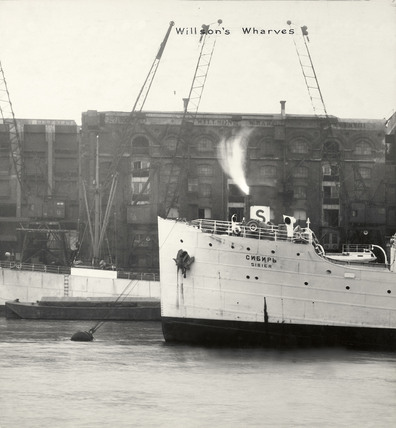 Tooley Street, Wilson’s Wharf c1937, Battlebridge Stairs right.      X.png