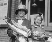 Canadian frozen fish, free distribution at Bermondsey 22 August 1919..png